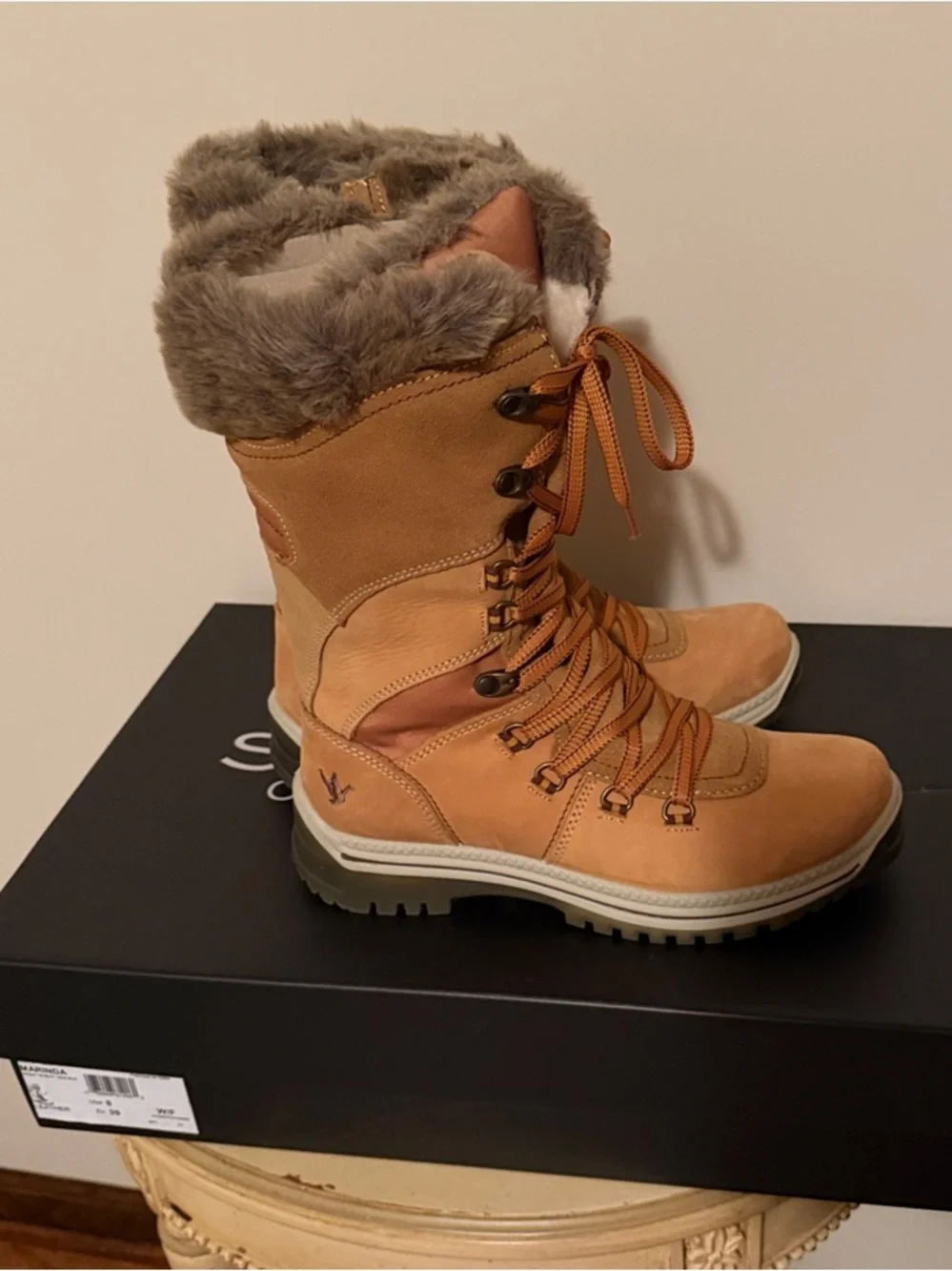Santana Canada Marinda Tan Faux  Fur-Trim Lace-Up Winter Boots Size 8